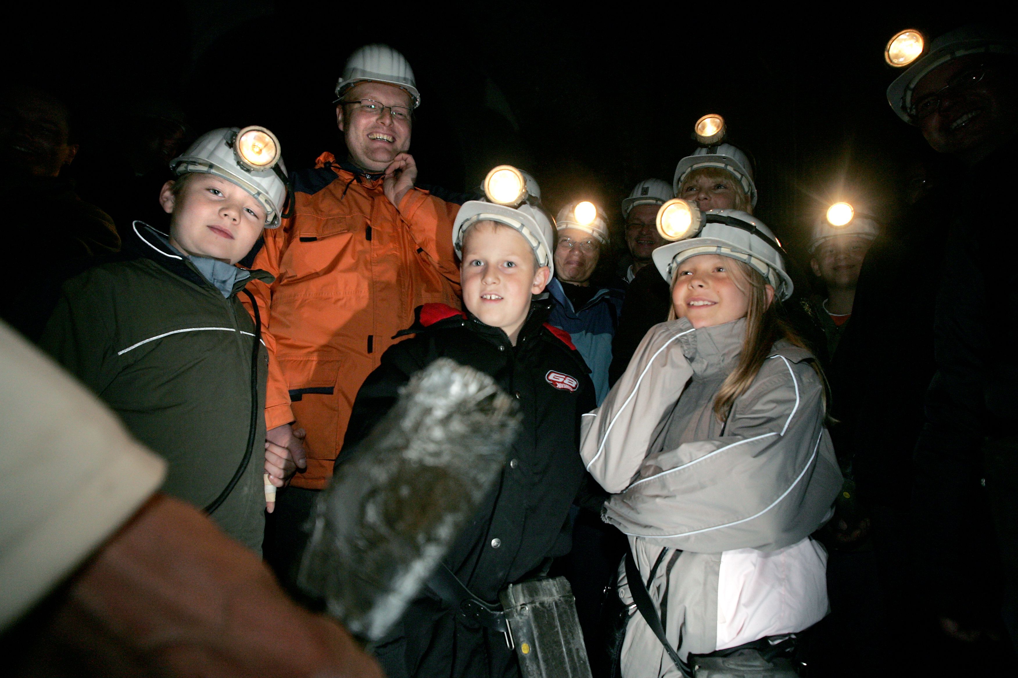 Bei der Gruppenführung Nachtschicht Spezial sind die Gäste mit Grubenlampen unterwegs