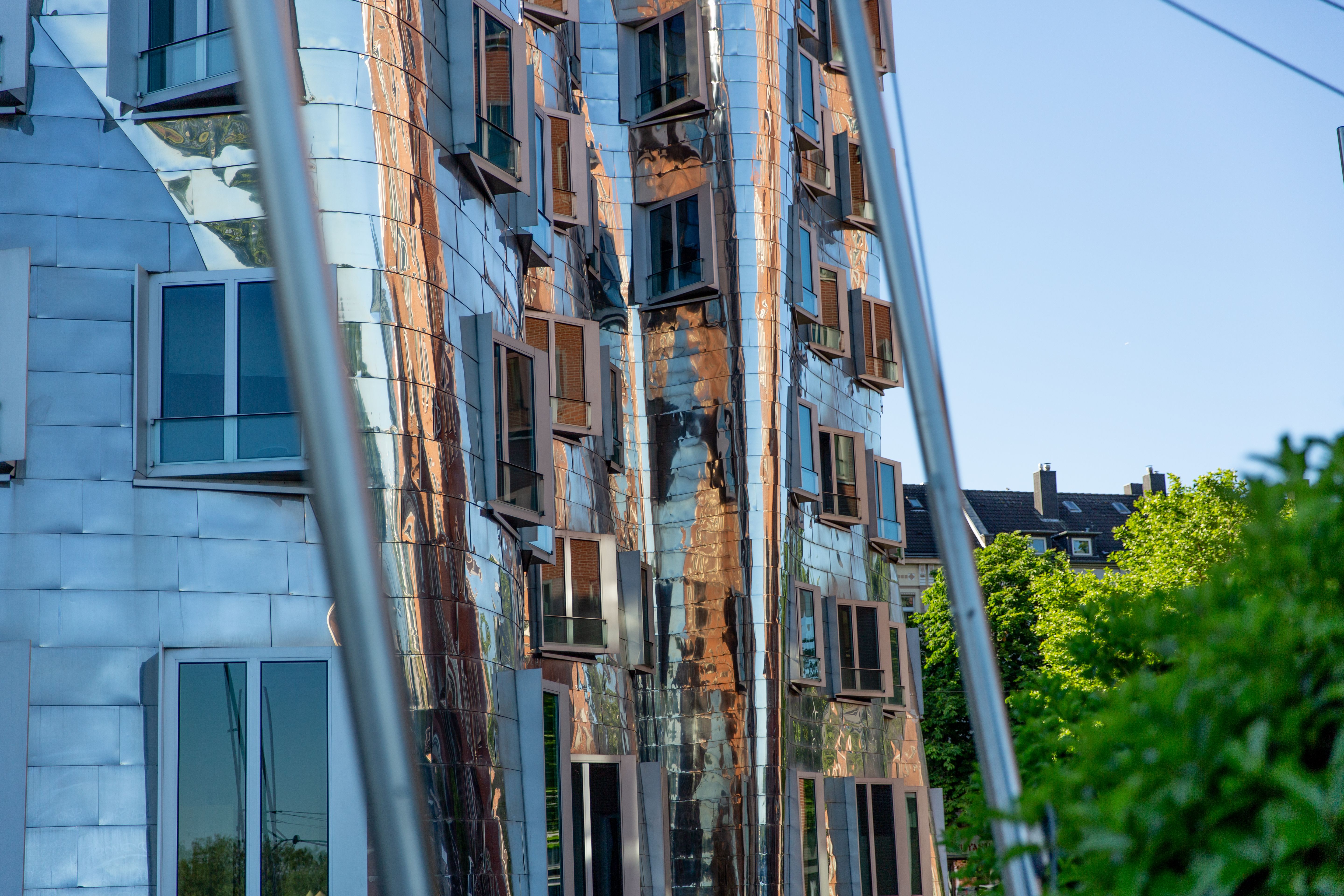 Die Fassaden der Gehry Bauten am Medienhafen in Düsseldorf