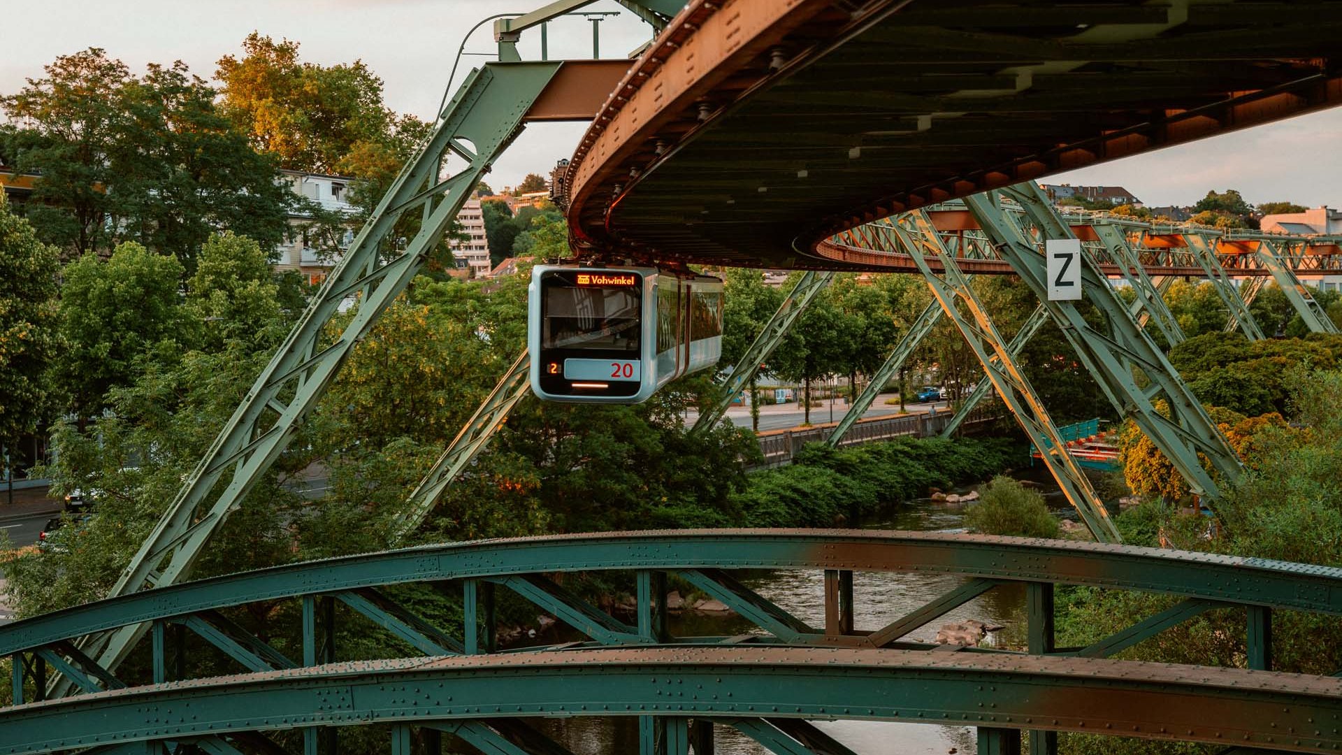 Schwebebahn von einer Brücke, © Johannes Höhn
