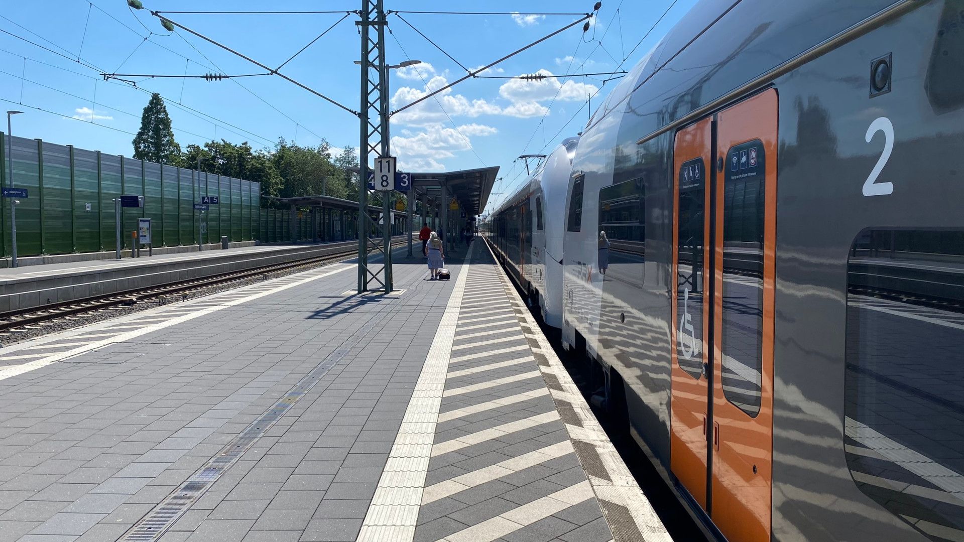 Stehender REX am Bahnhof in Leverkusen