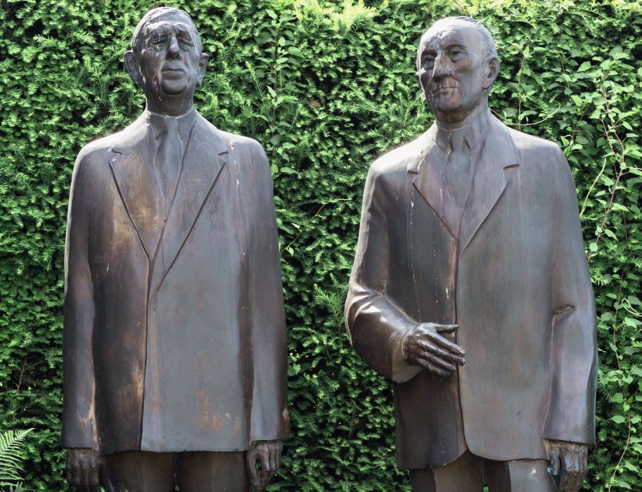 Statuen von Adenauer und De Gaulle vor dem Haus Adenauers