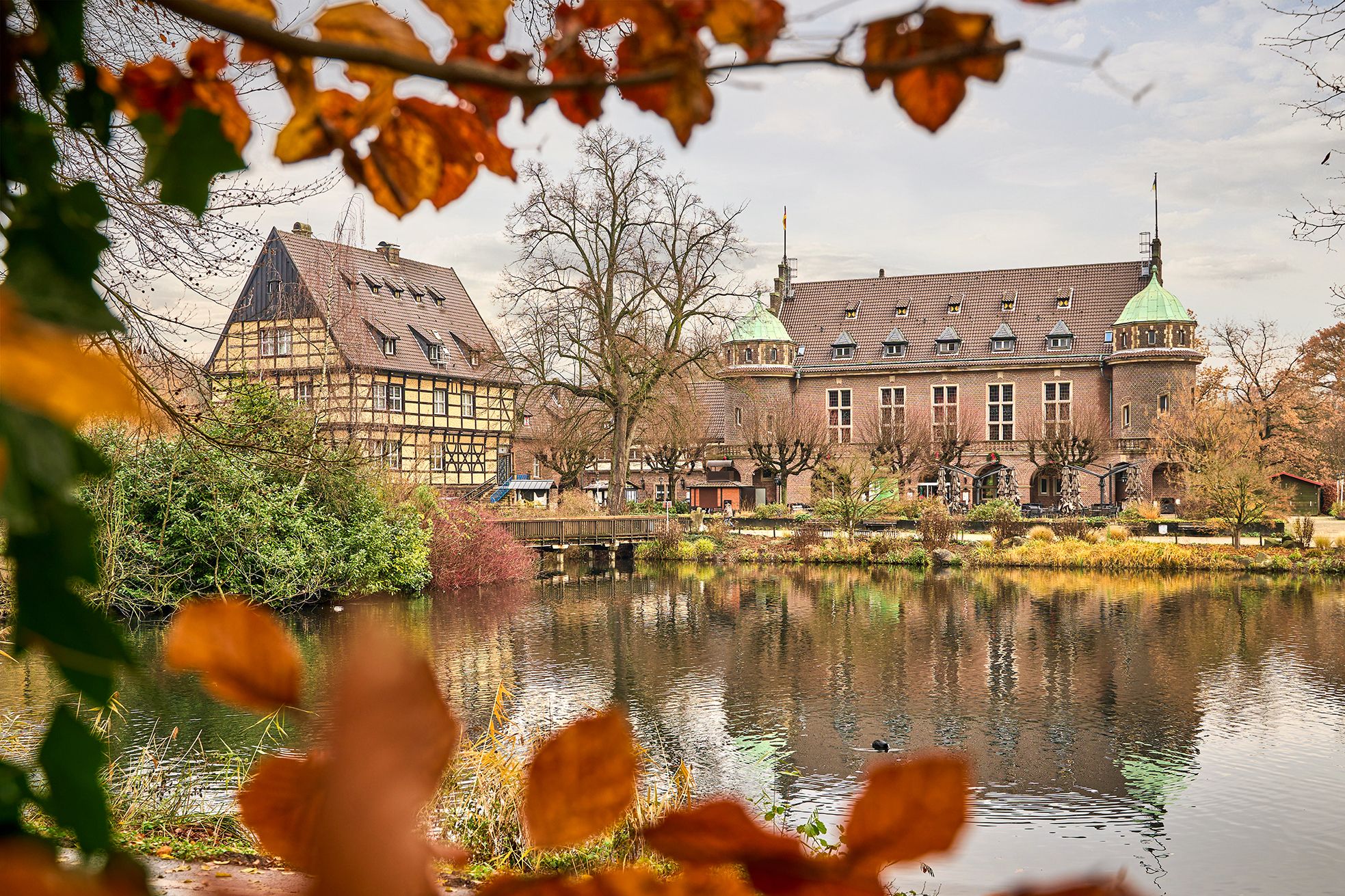 Das Wasserschloss Wittringen ist ein Bau im Stil der Neorenaissance, dessen Wurzeln bis ins 13. Jahrhundert zurückreichen