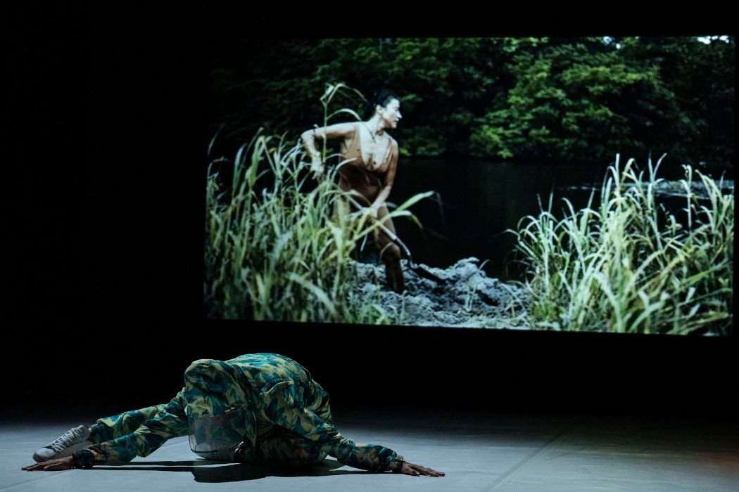 Choreografin Martha Hincapié Charry zeigt die Solo-Performance AMAZONIA 2040