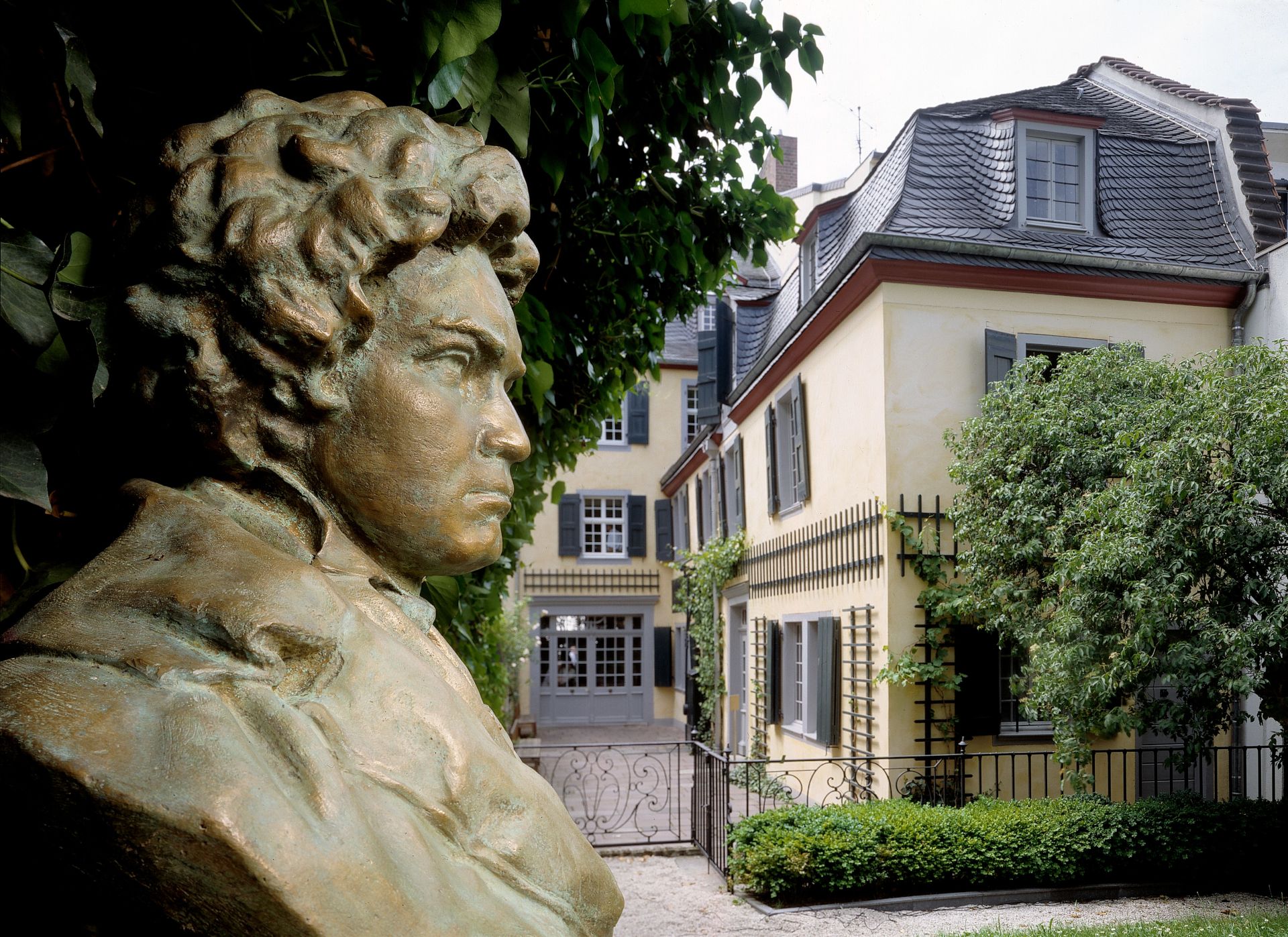 Beethoven-Haus Bonn, Museum, Gartenansicht mit Büste von Riscutia