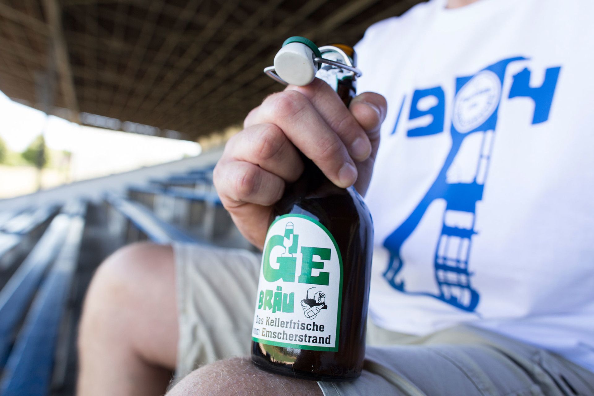 Gebräu Bierflasche auf Fußballtribüne in Stuttgart