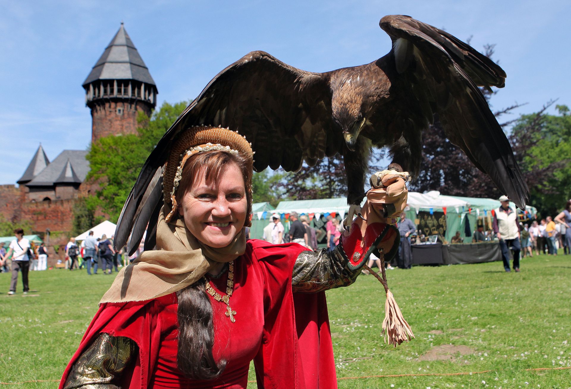 Falknerinnen und Falkner unterhalten die Gäste des Flachsmarktes auf Burg Linn mit Flugshows