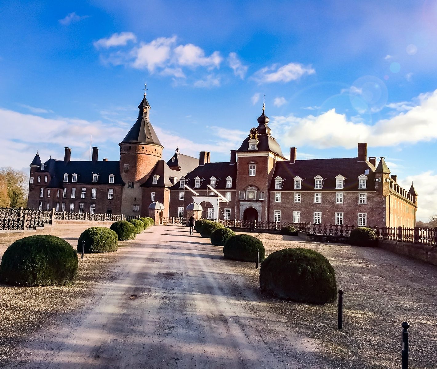 Schloss Anholt beherbergt ein Hotel, in dem Gäste übernachten können