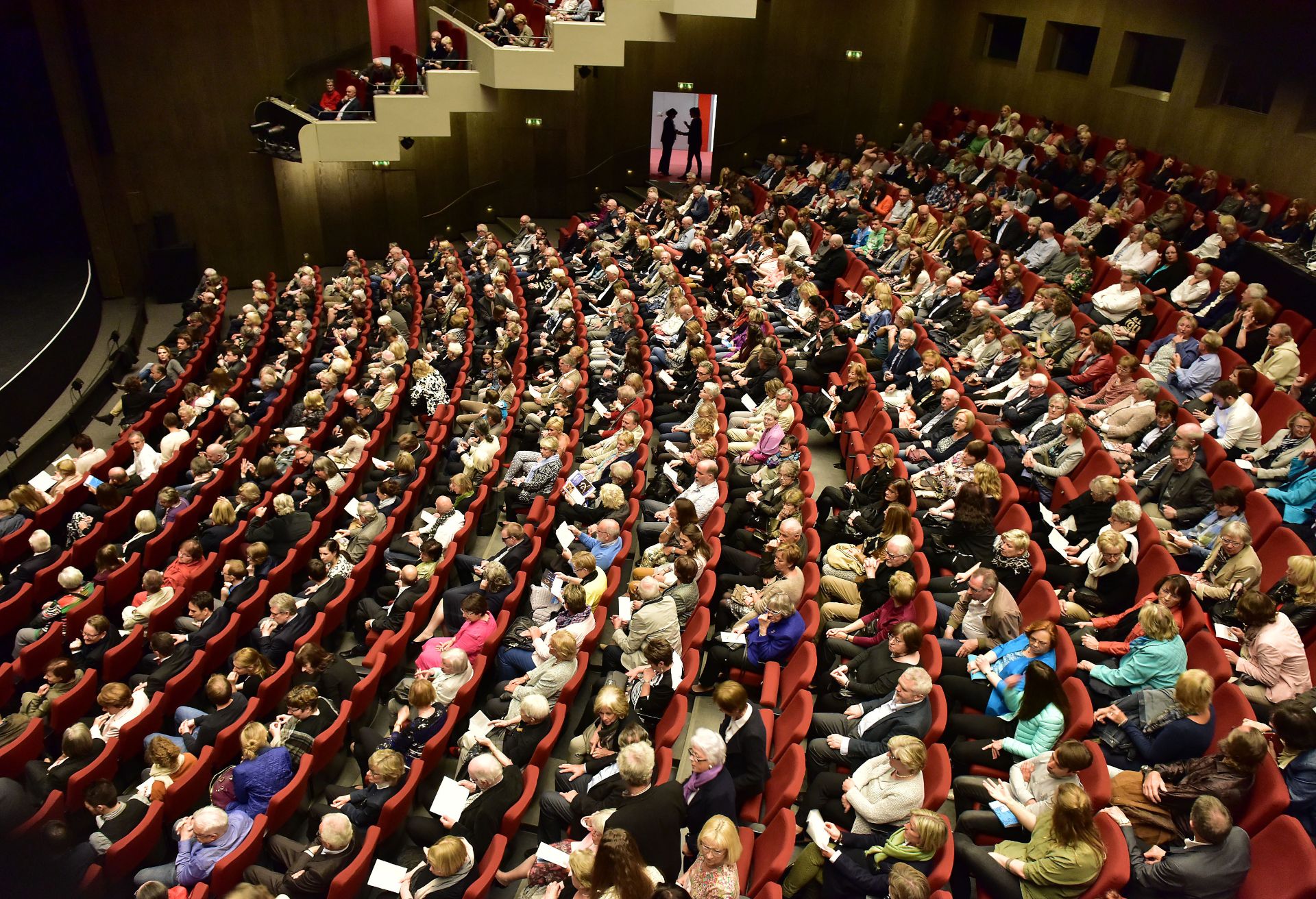 Der Zuschauerraum des großen Hauses ist mit Menschen zu den Darbietungen der Ruhrfestspiele gefüllt