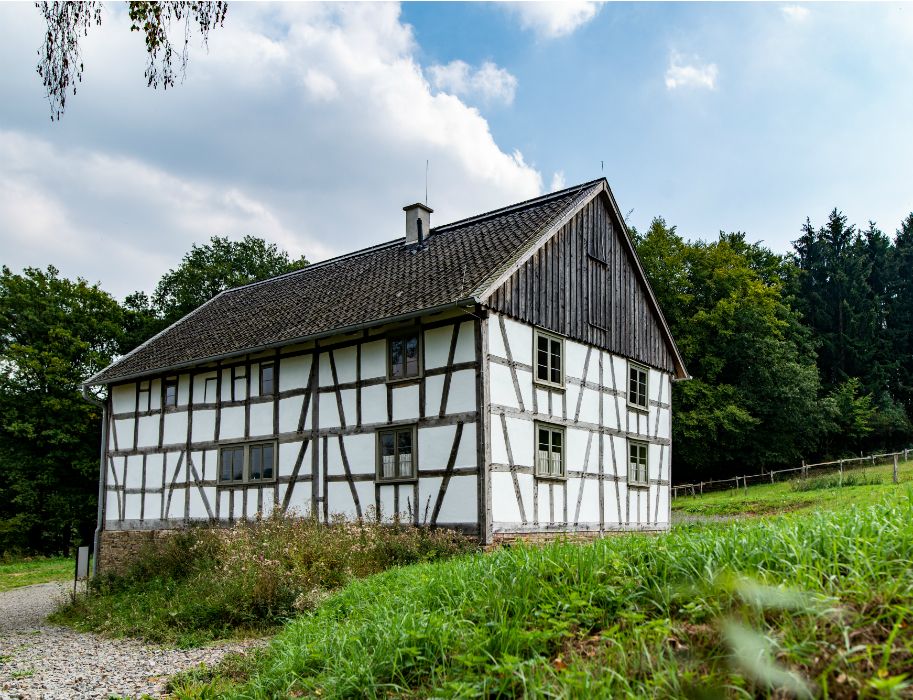 Das Haus Lindscheid ist ein sogenanntes Wohnstallhaus, in für das Bergische Land typischer Bauweise