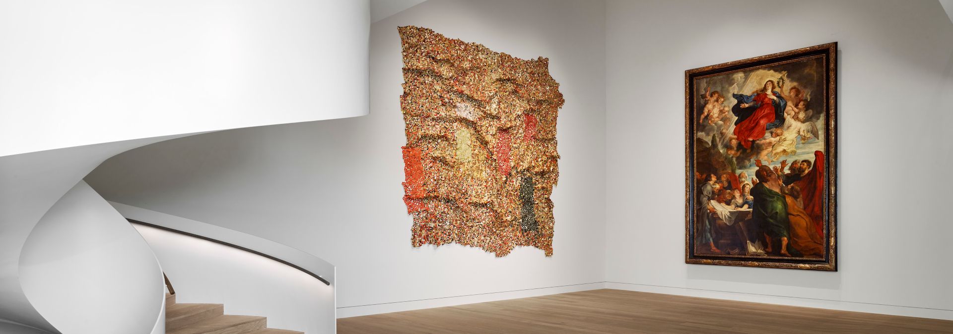 Peter Paul Rubens Die Himmelfahrt Mariae hängt direkt neben dem Werk Erdtuch des ghanaischen Bildhauers El Anatsui