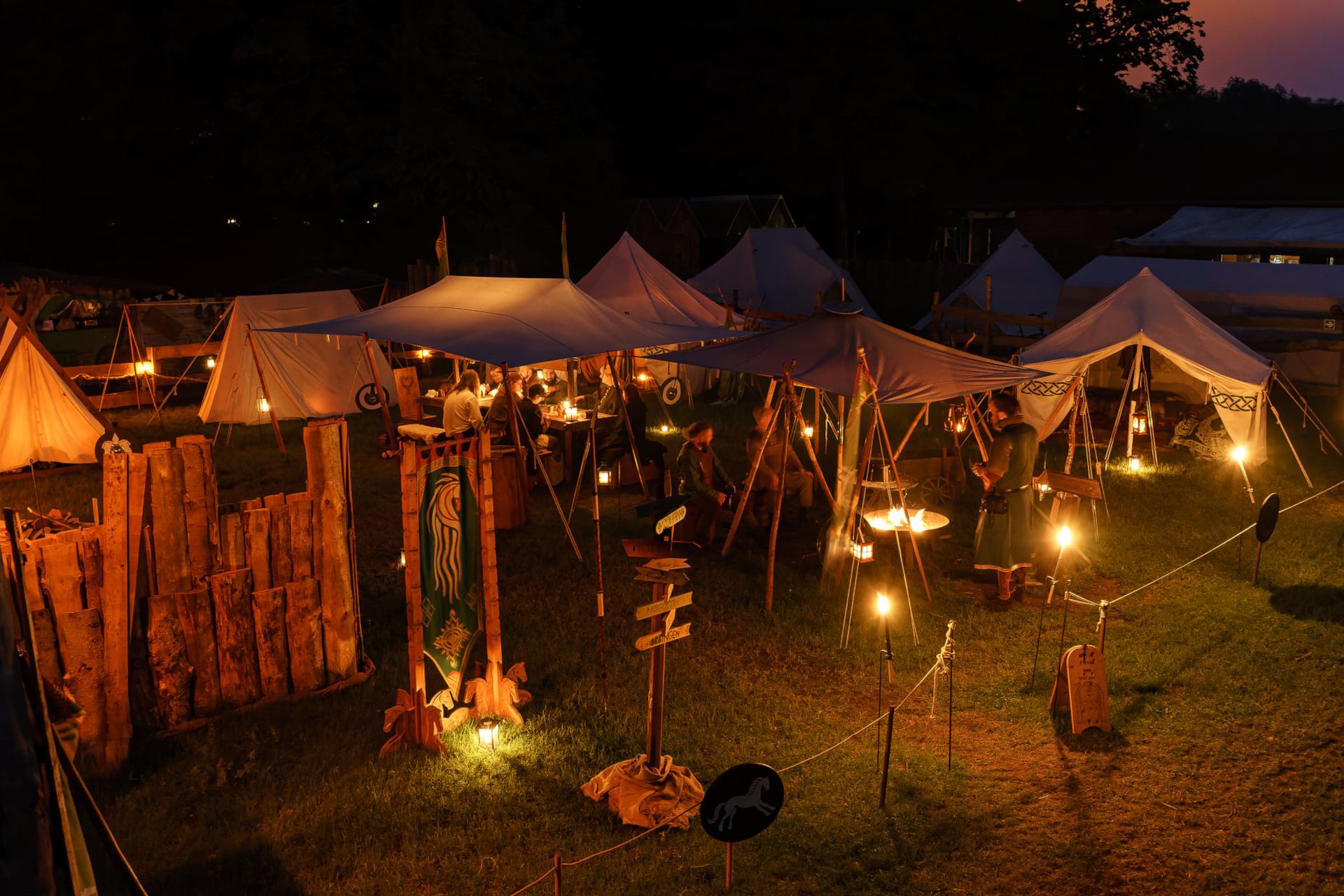 Die Darstellergruppen schlagen auf dem Festivalgelände ihre Zeltlager auf