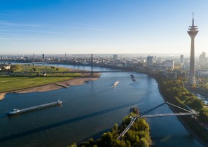 Düsseldorf ist eine Perle am Rhein.  Das Ufer, der Medienhafen und der Rheinturm sind wunderbar anzuschauen., © Tourismus NRW e.V.
