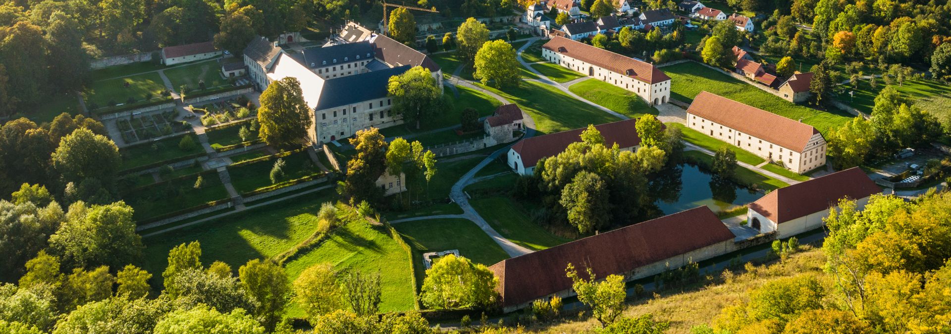 Das Kloster Dalheim beherbergt heute ein in Deutschland einzigartiges Museum für klösterliche Kulturgeschichte. Es liegt mitten im Grünen