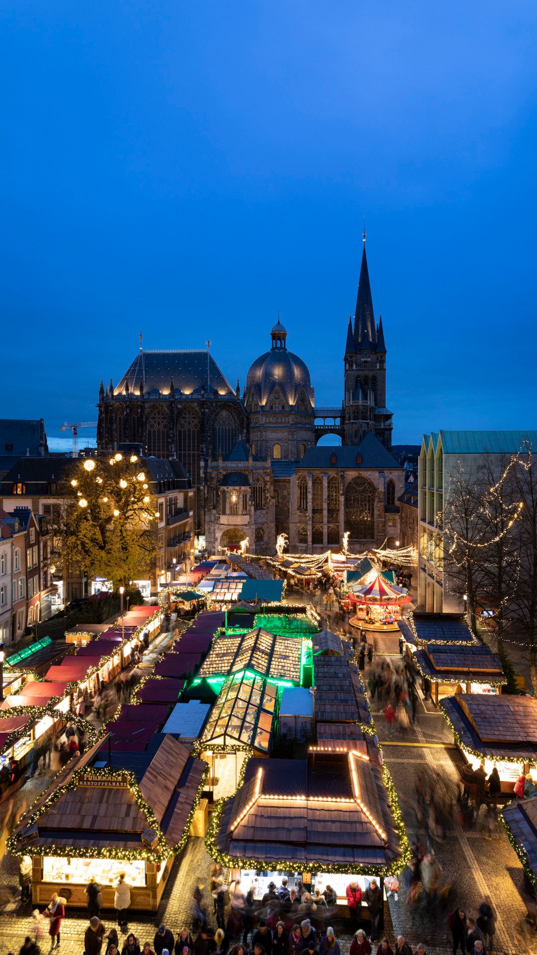 Zelte auf dem Aachener Weihnachtsmarkt mit Hochhäusern