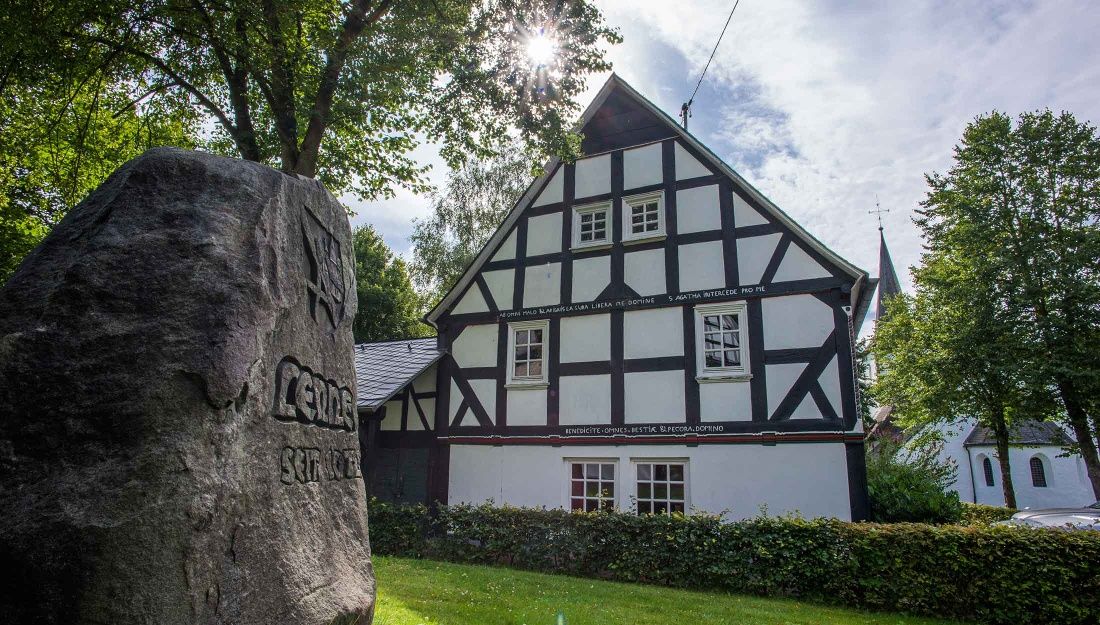 Fachwerkhaus am Rand der Kinderland-Radroute im Sauerland 