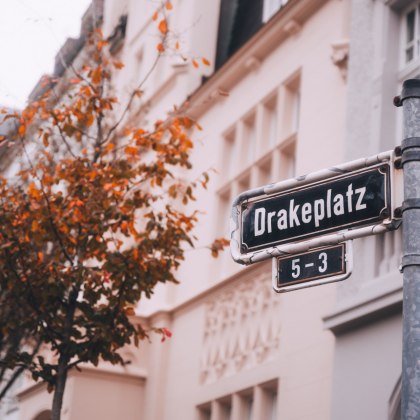 Straßenschild Drakeplatz in Düsseldorf, © Johannes Höhn