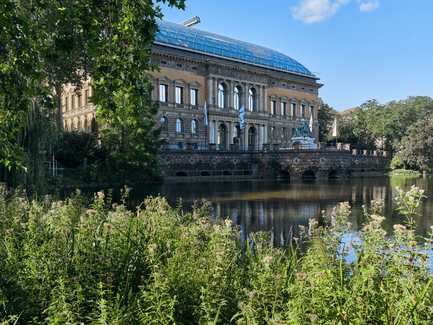 Das K21 umgibt der Ständerhauspark mit kleinem Teich