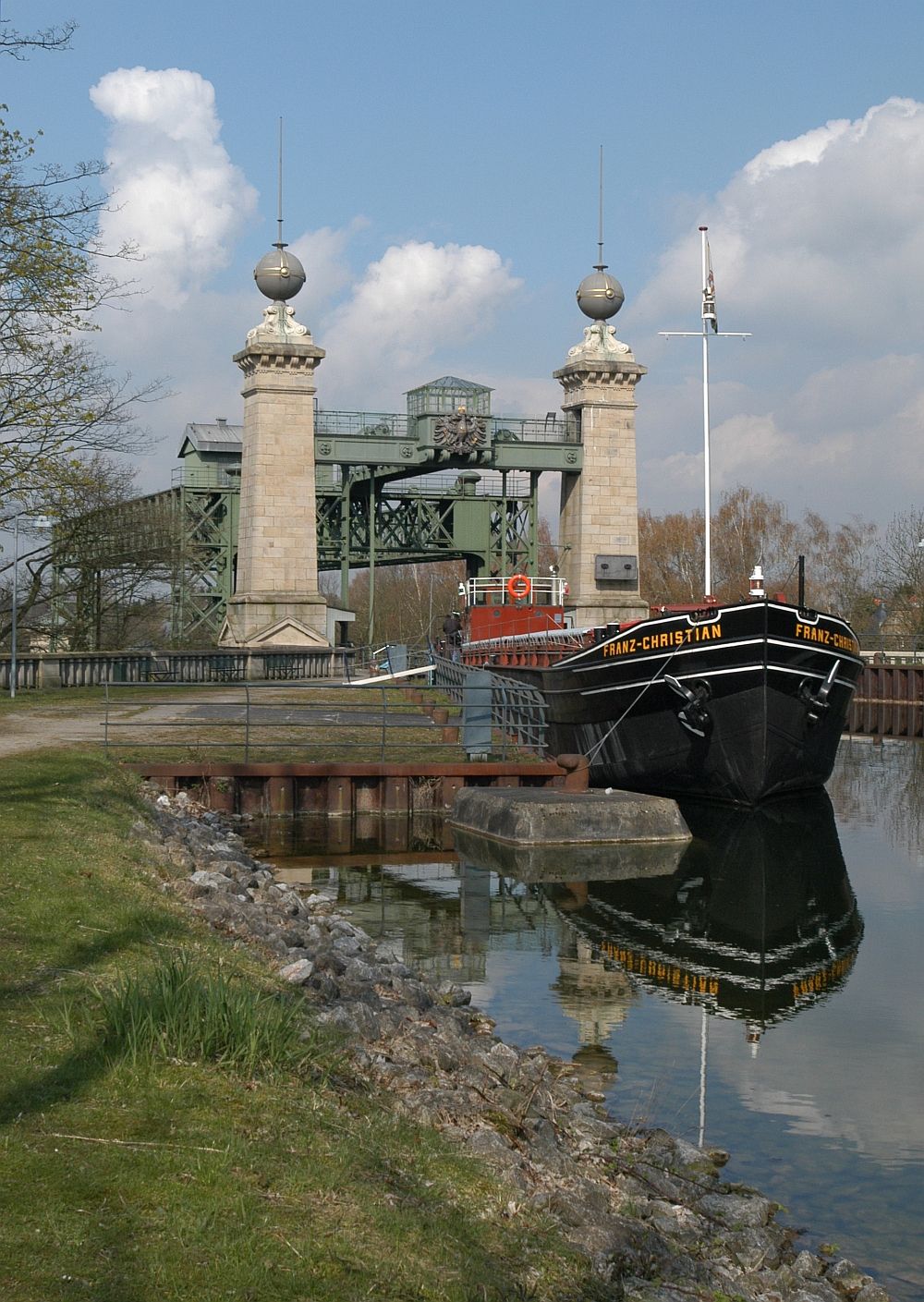 Im Vorhafen des Schiffshebewerks Henrichenburg liegt das Motorgüterschiff Franz-Christian von 1929