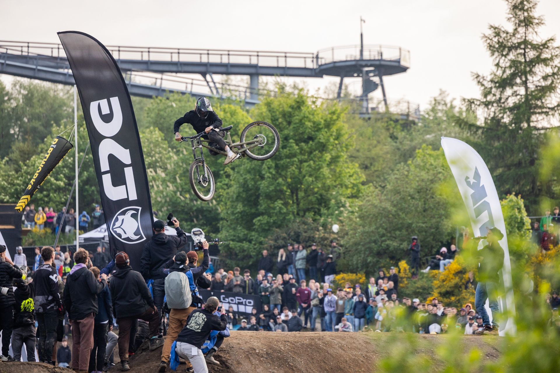 Beim Whip-Off-Contest der iXS Dirt Masters geht es darum, das Bike bei einem Sprung möglichst quer in der Luft zu halten