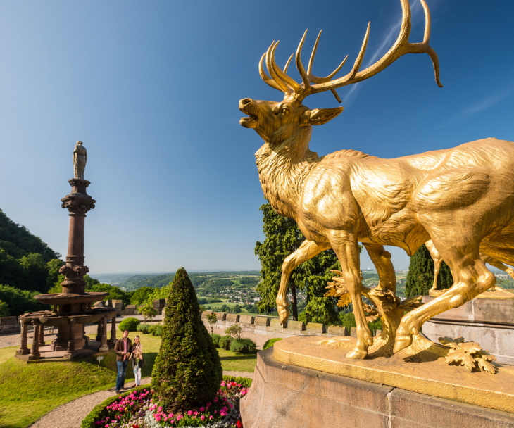 Goldener Hirsch am Eingangsportal vor dem Schloss Drachenburg, © Dominik Ketz, Tourismus NRW e.V.