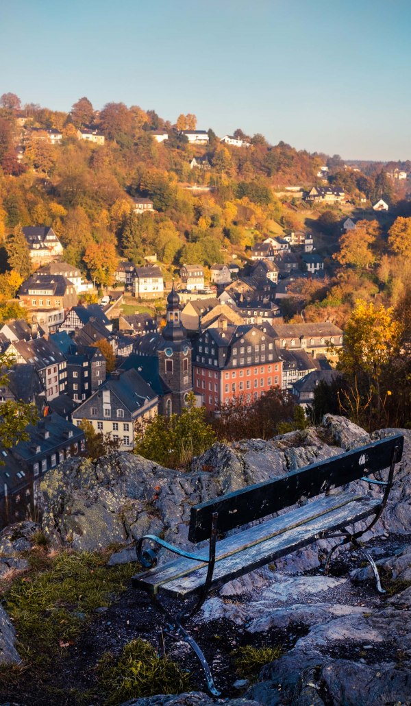 Blick von der Bank auf die Stadt Monschau in der Eifel, © Tourismus NRW e.V.