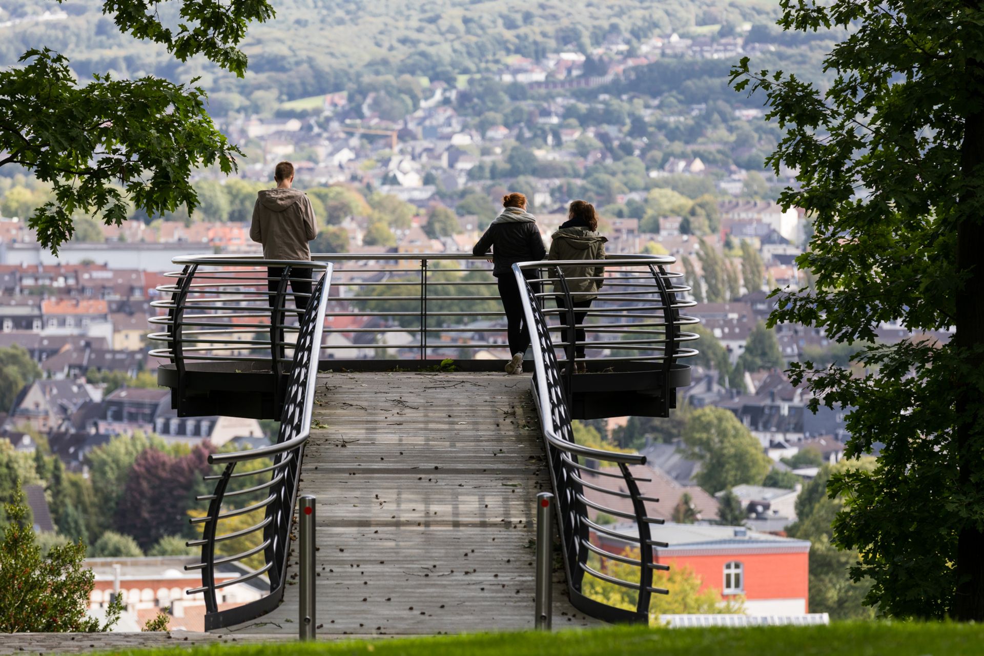 Der Skywalk im Nordpark bietet perfekte Sicht auf die Wuppertaler Stadtteile Wichlinghausen, Oberbarmen und Heckinghausen