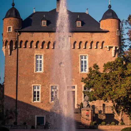 Das Schloss Loersfeld im Rhein-Erft-Kreis mit Fontäne vor dem Haupthaus, © Tourismus NRW e.V.