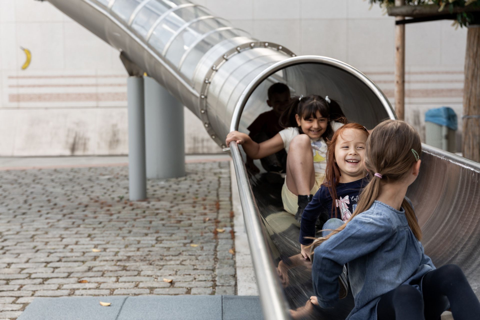 Bundeskunsthalle Kinder auf Rutsche