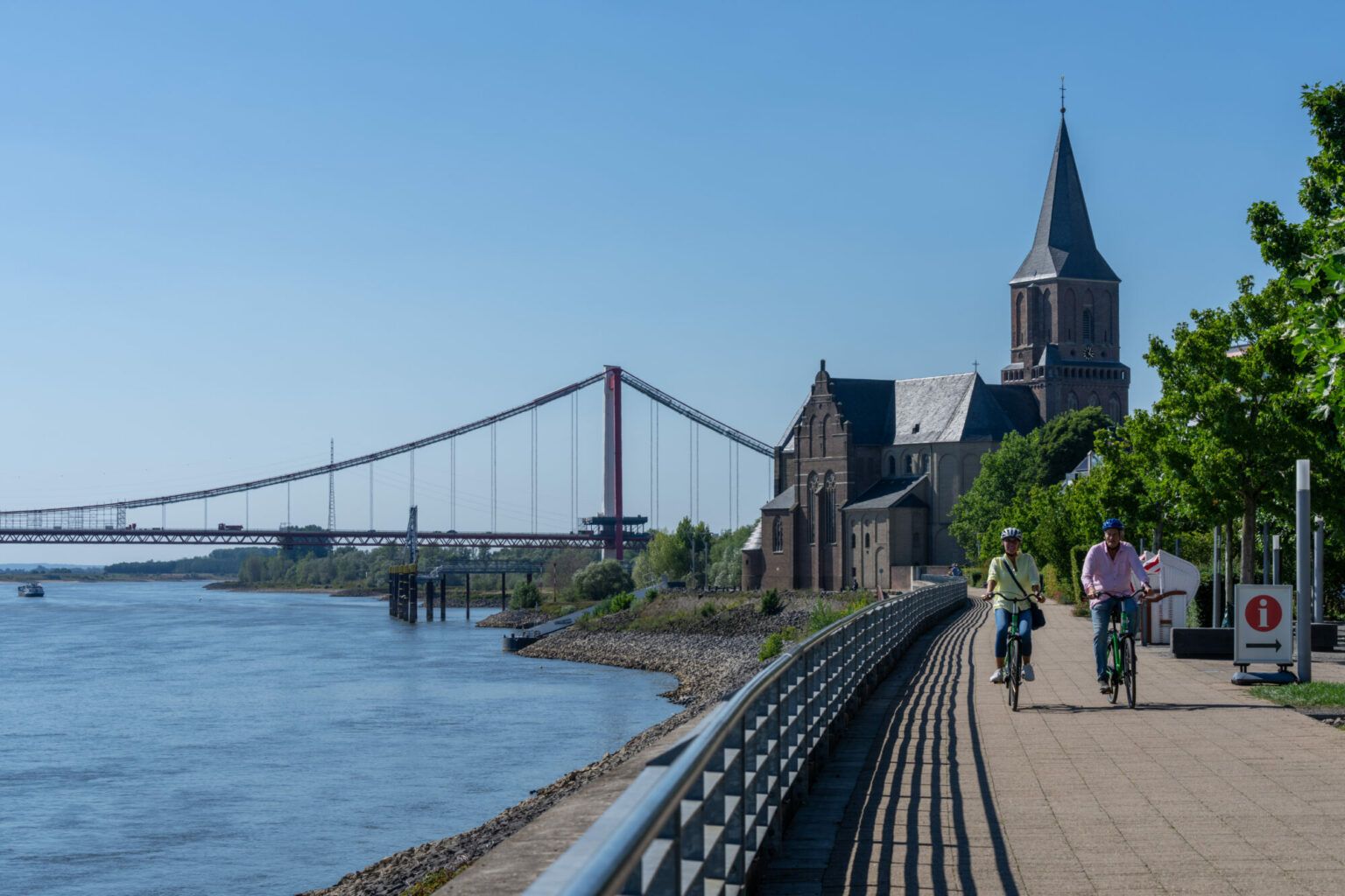 Radler auf Rheinpromenade in Emmerich am Rhein