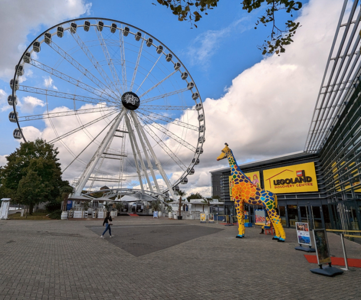 Das Legoland Discovery Center liegt direkt neben einem Riesenrad an der Promenade, © Tourismus NRW e.V.