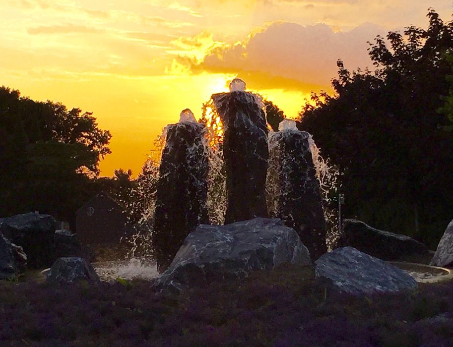 Springbrunnen vor dem Firmegelände der Haaner Felsenquelle