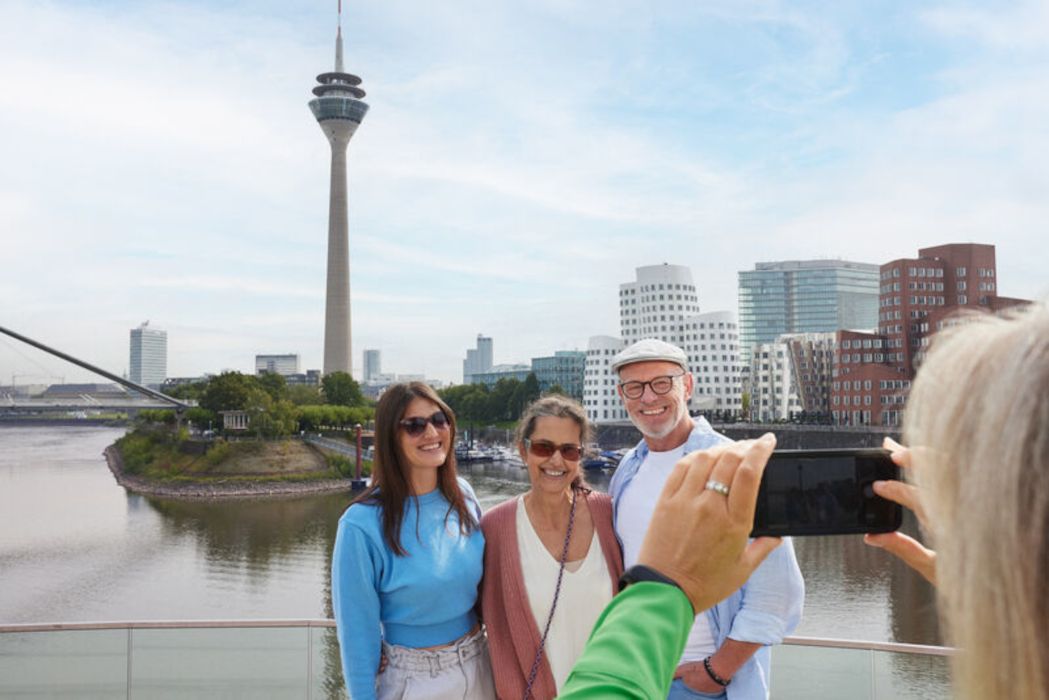 Der Rheinturm und die Gehry-Bauten sind für viele Reisende bei einer Führung durch den Medienhafen beliebte Fotomotive