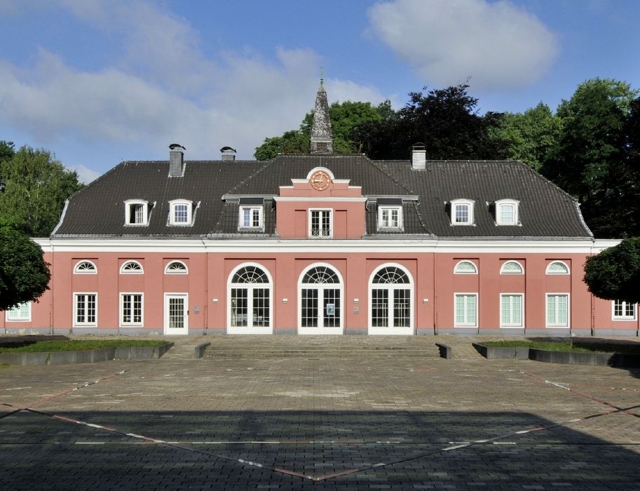 Im kleinen Schloss finden Gäste unter anderem den Museumsshop der Ludwiggalerie Schloss Oberhausen vor