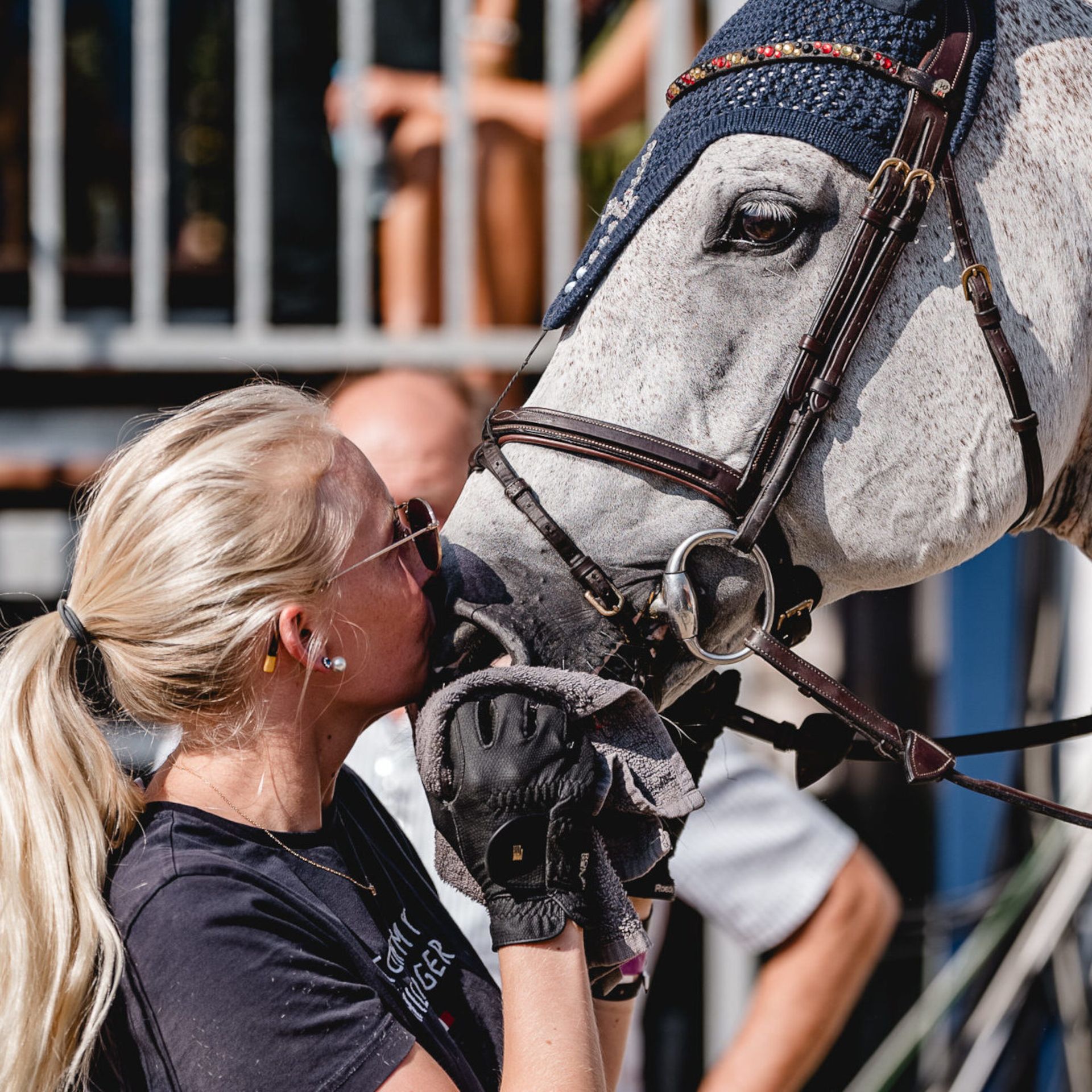 Laura Klaphake stimmte sich mit ihrem Pferd Quin auf den Marktkauf-Cup beim Turnier der Sieger 2024 ein. Sie holte Rang 3