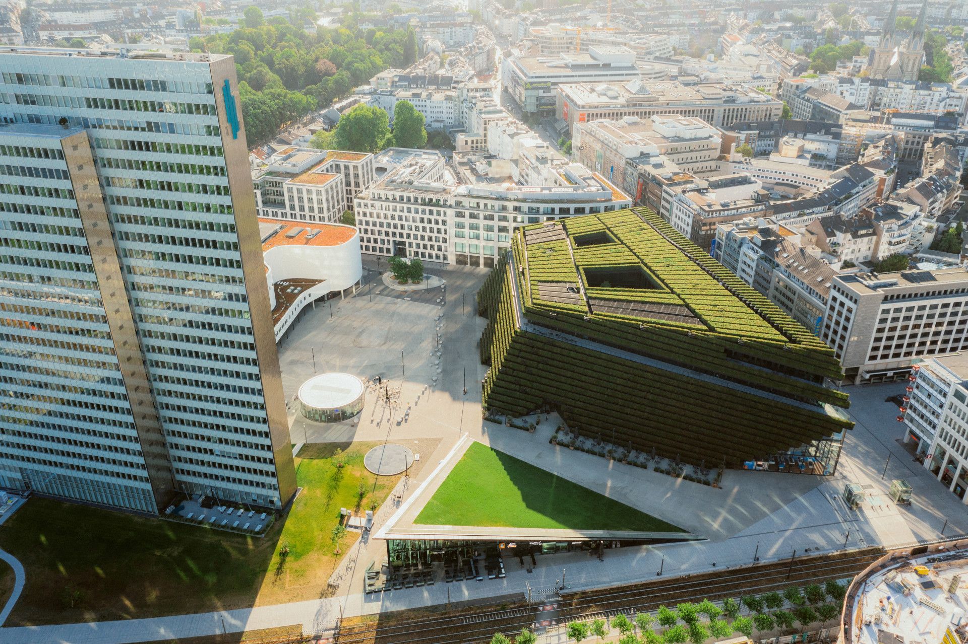 Das Dreischeibenhaus und die begrünten KÖ-Bögen 2 in Düsseldorf