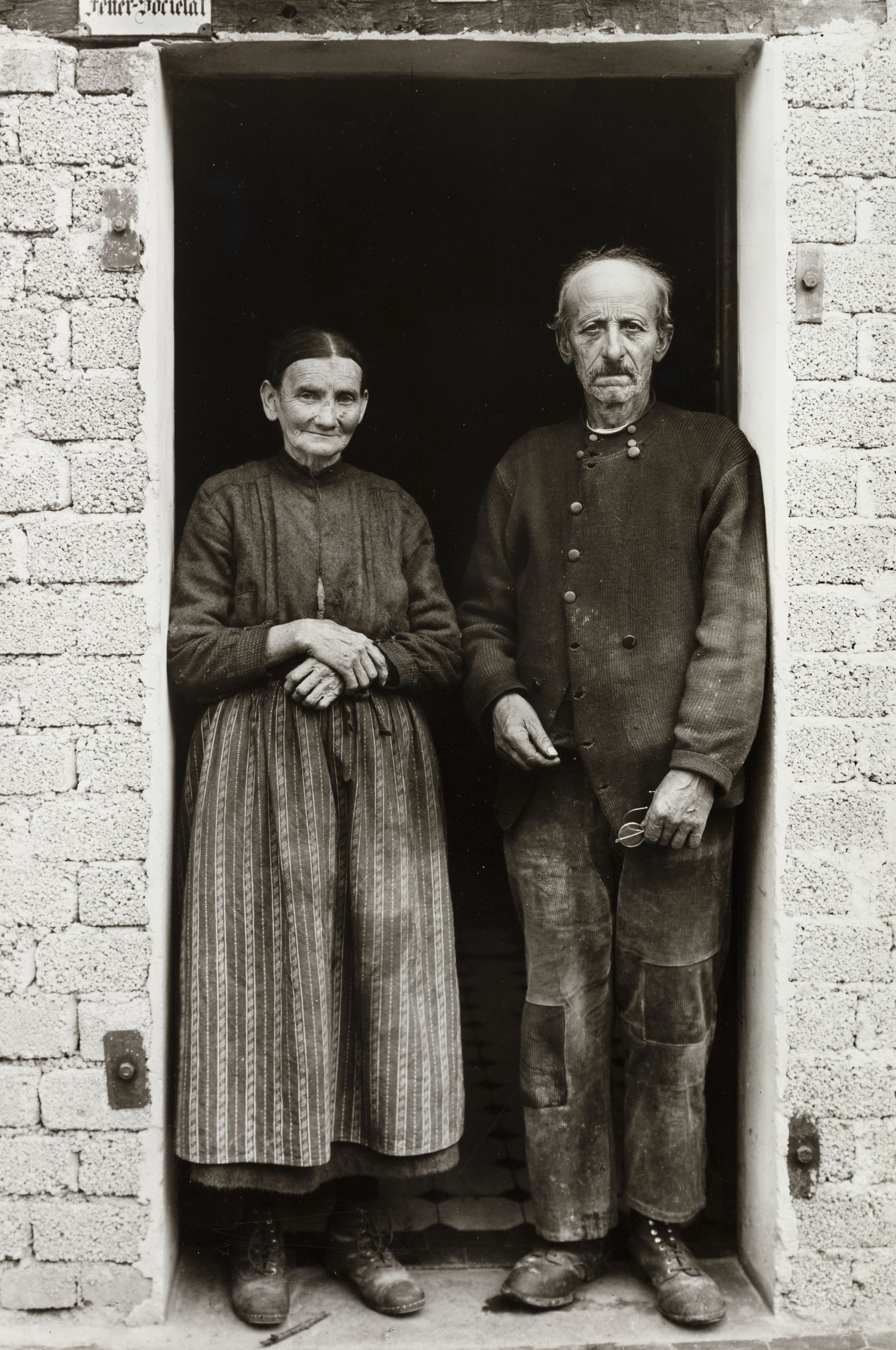 August Sander, Bauernpaar Westerwald, 1932, aus der Serie: „Menschen des 20. Jahrhunderts“ 1912-1934, Abzüge 1961-1963, MGKSiegen, Sammlung Gegenwartskunst