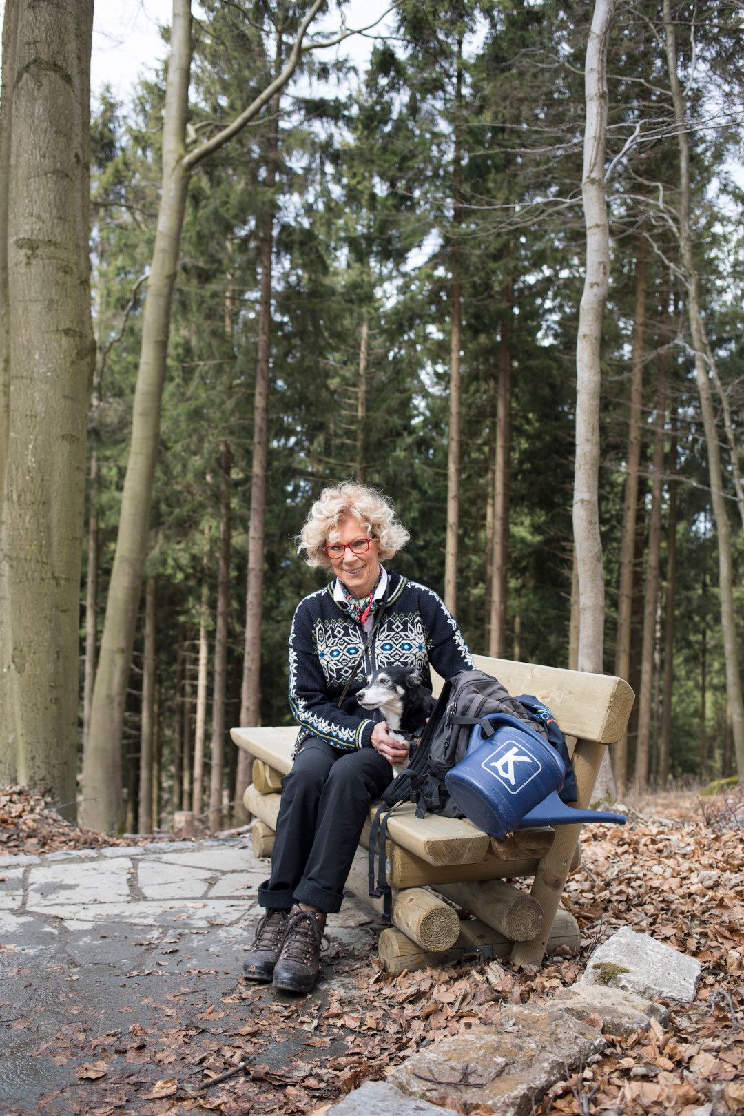 Gudrun Hagemeister auf Bank in Wald im Sauerland