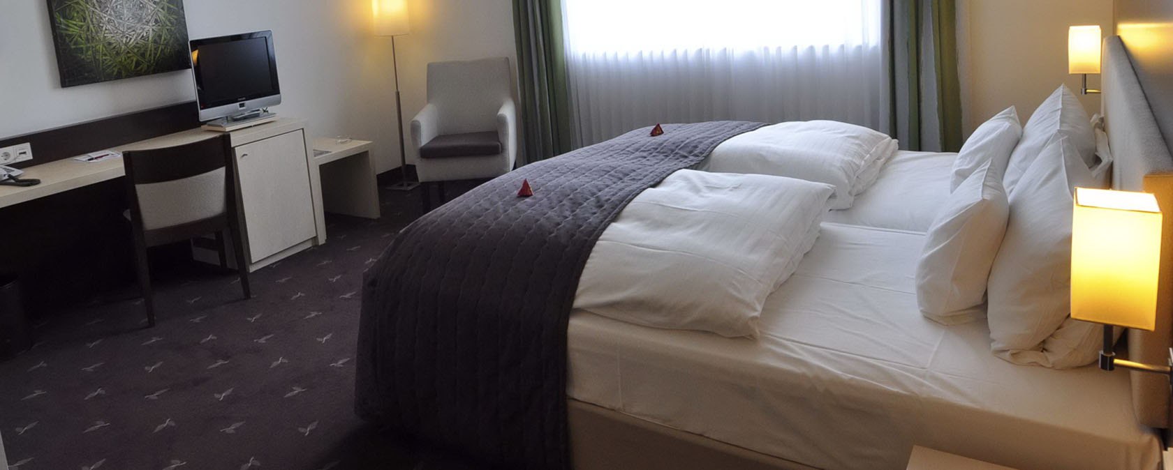 Zimmer mit Doppelbett und Schreibtisch, © Hotel Esplanade