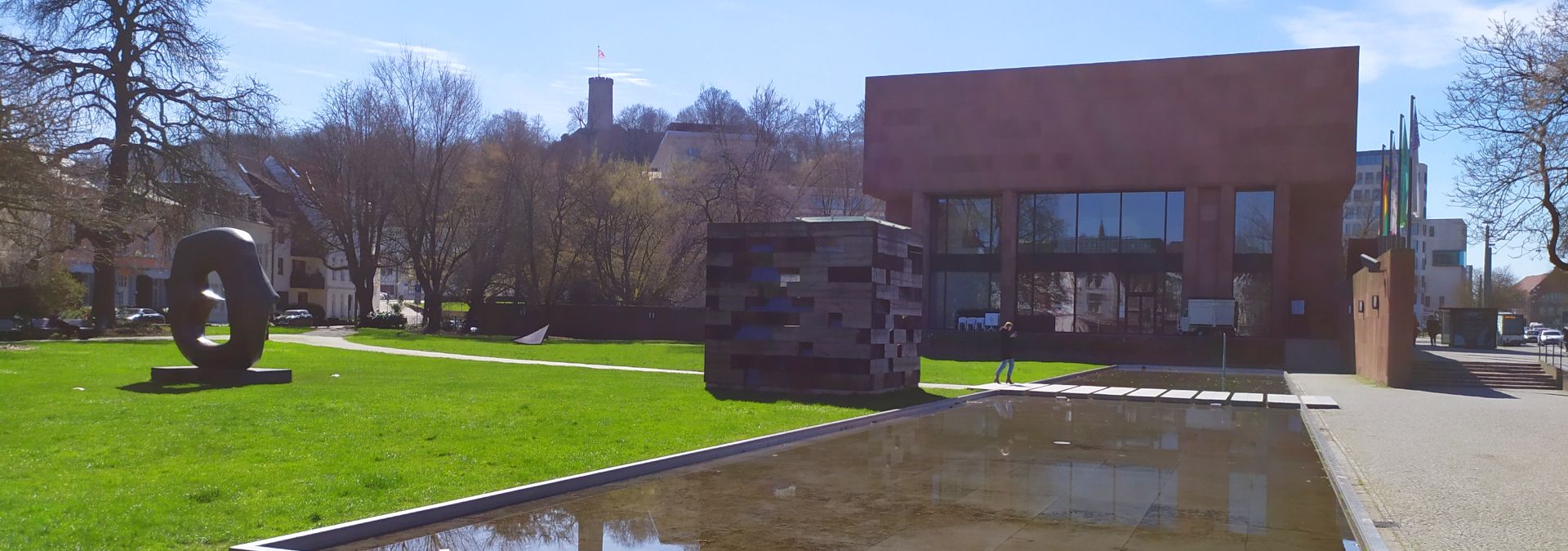 Im Skulpturenpark der Kunsthalle Bielefeld können Gäste 20 Arbeiten auf der Grünfläche entdecken. Die Sparrenburg ist von weitem zu sehen