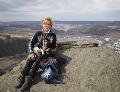 Gudrun Hagemeister mit Hund Jule auf dem Olsberger Gipfel, © Ralph Sondermann, Tourismus NRW e.V.