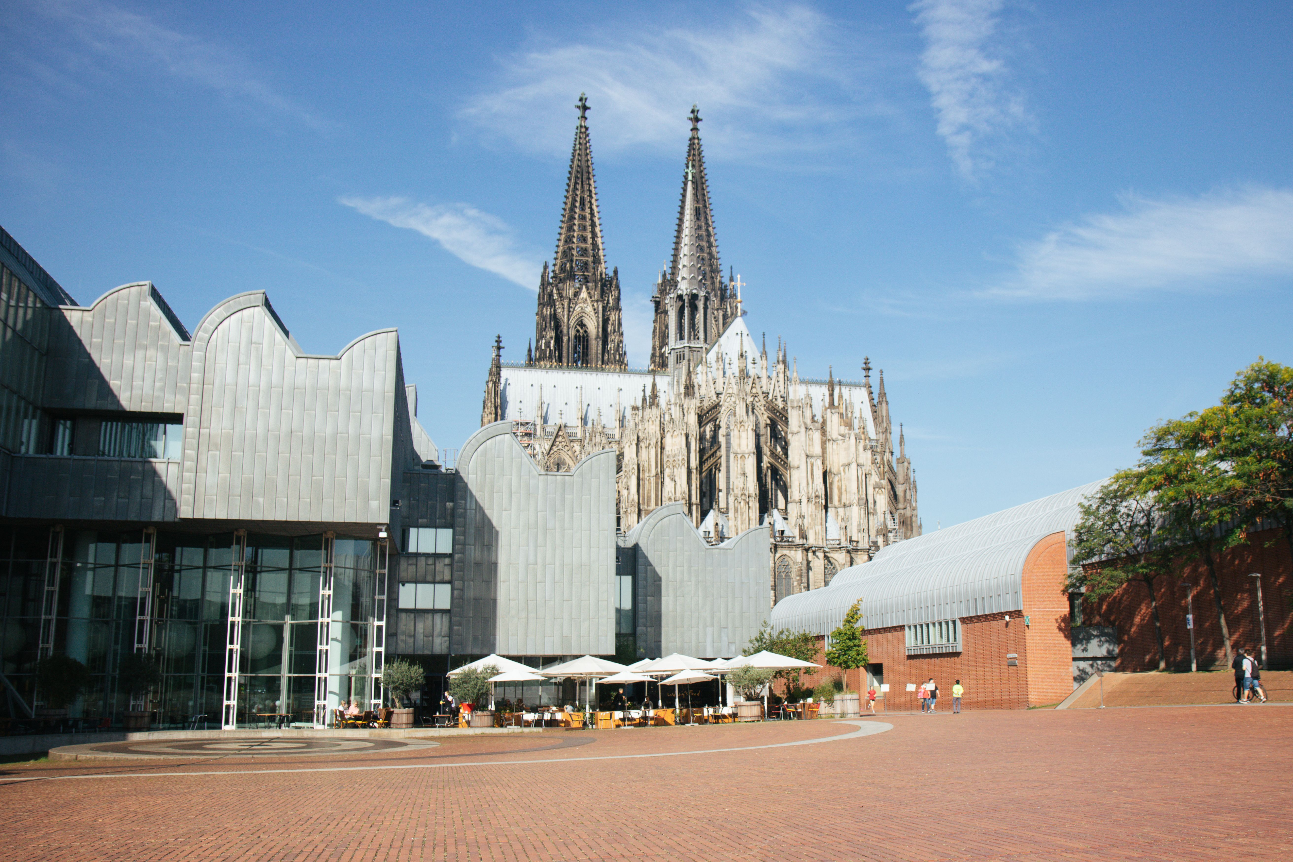 Das Museum Ludwig mit dem Kölner Dom im Hintergrund in Köln