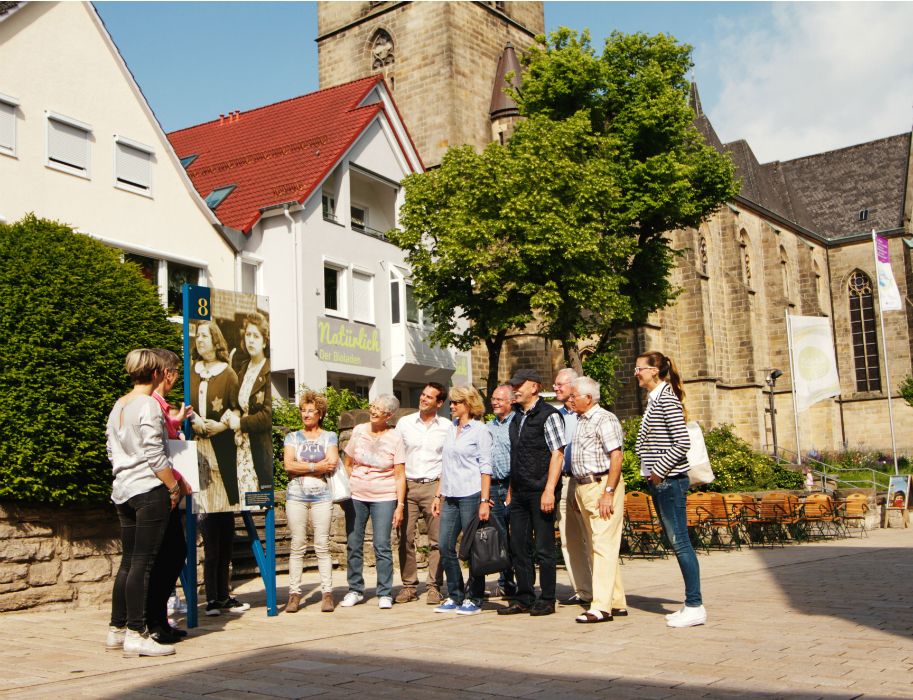 Menschen bei einer Stadtführung in Bad Driburg