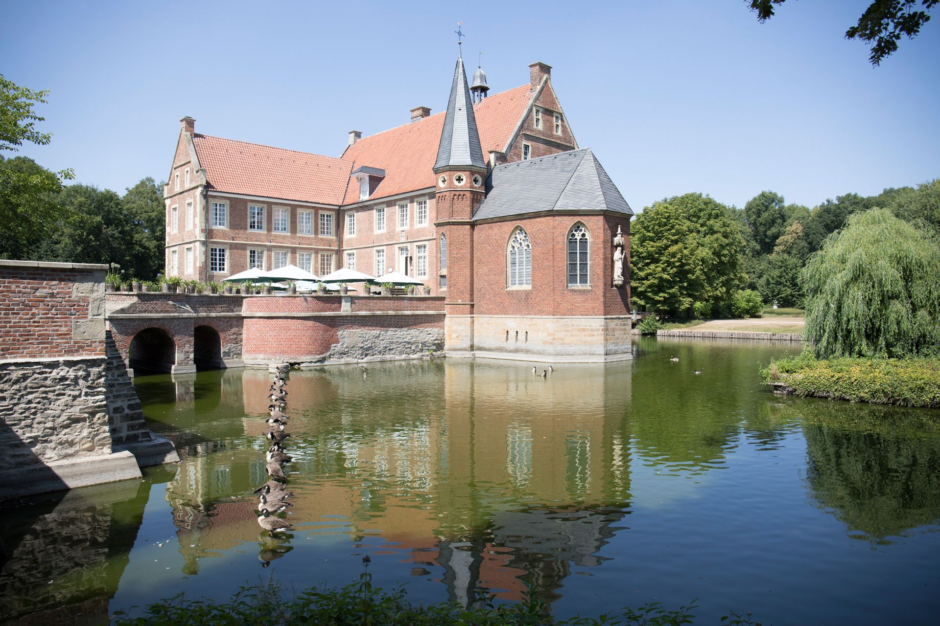 Burg Hülshoff ist ein Wasserschloss im Münsterland mit einem Center for Literature