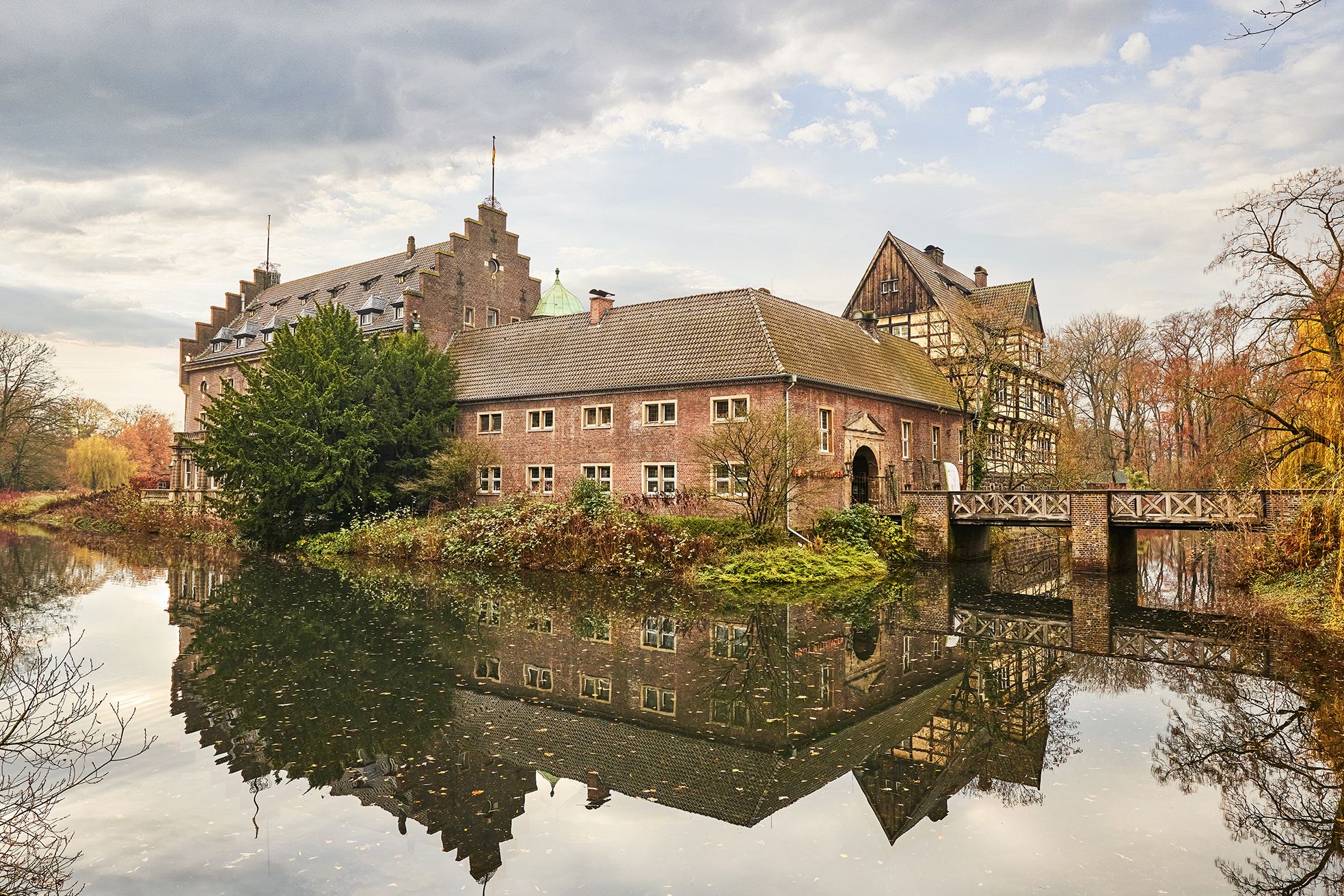 Gäste können das Wasserschloss Wittringen über eine Brücke erreichen