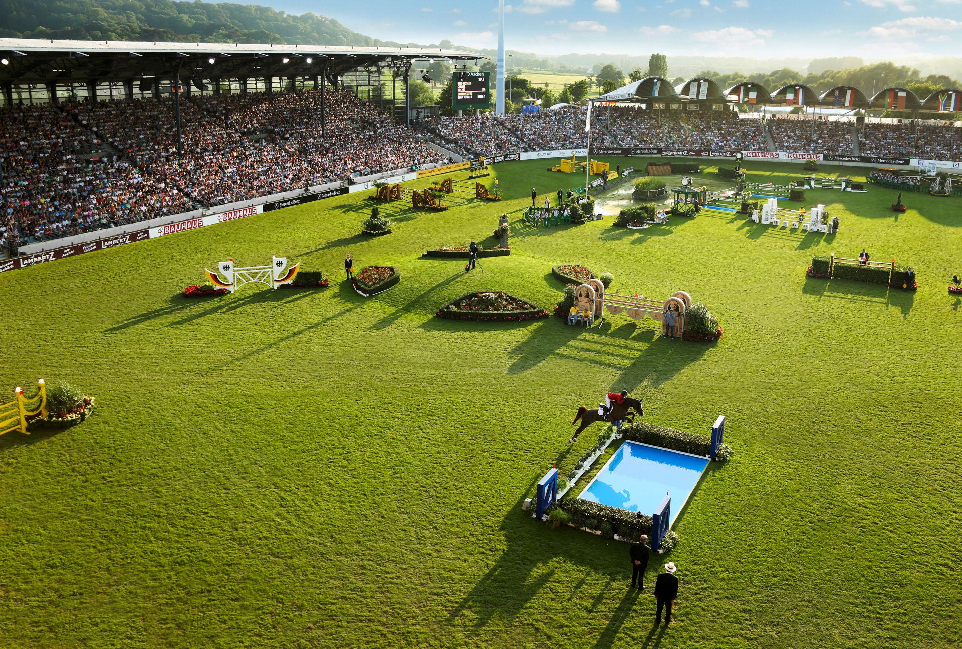 Das Hauptstadion beim CHIO Aachen bietet Platz für 40.000 Gäste. Hier finden die Disziplinen Springen und Vielseitigkeit statt