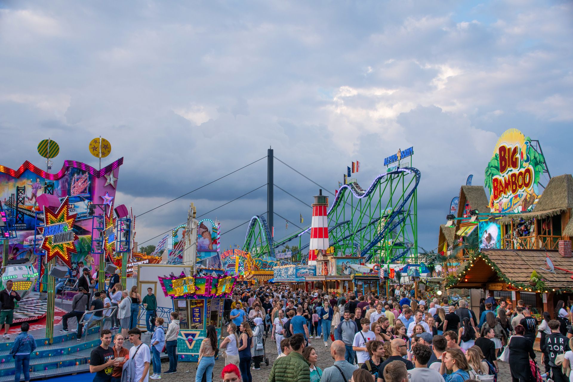 Die Gäste lassen sich auf der Promenade der Rheinkirmes Düsseldorf treiben