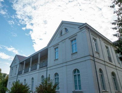 Aus dem Jahr 1844 stammt das Gebäude des heutigen Max Ernst Museums Brühl des LVR, © Tourismus NRW e.V.