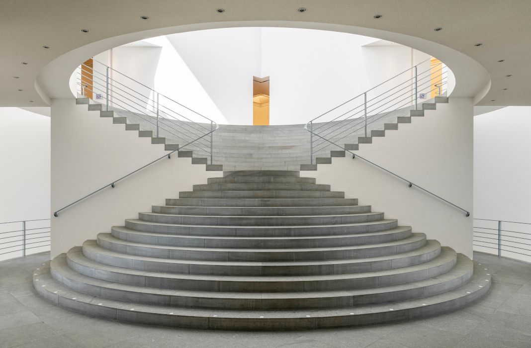 Die Treppe im Foyer des Kunstmuseums Bonn ist für sich genommen bereits ein Hingucker