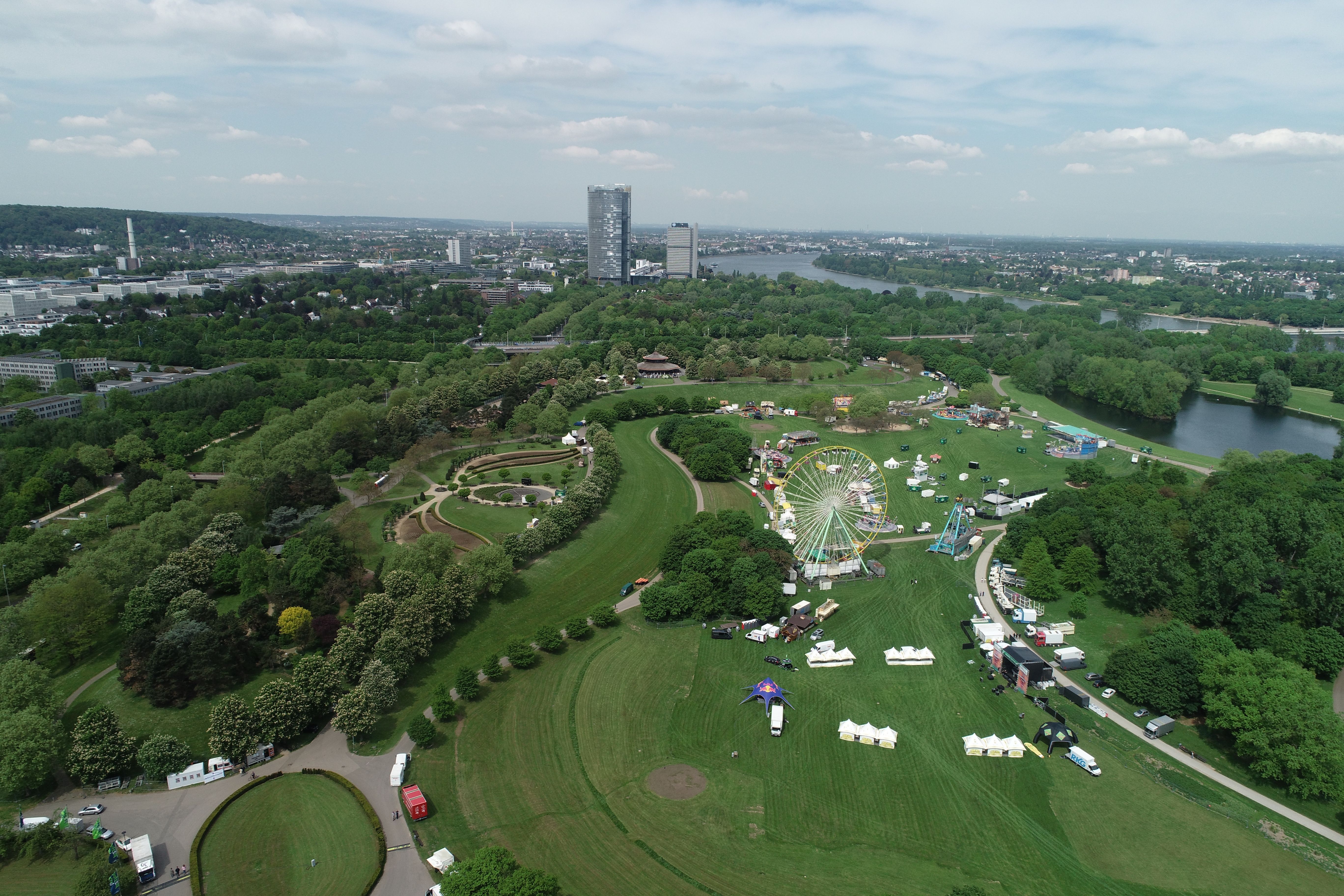 Der Freizeitpark Rheinaue wird für unterschiedliche Veranstaltungsformate genutzt. Er befindet sich in unmittelbarer Nähe zum Bonner Regierungsviertel