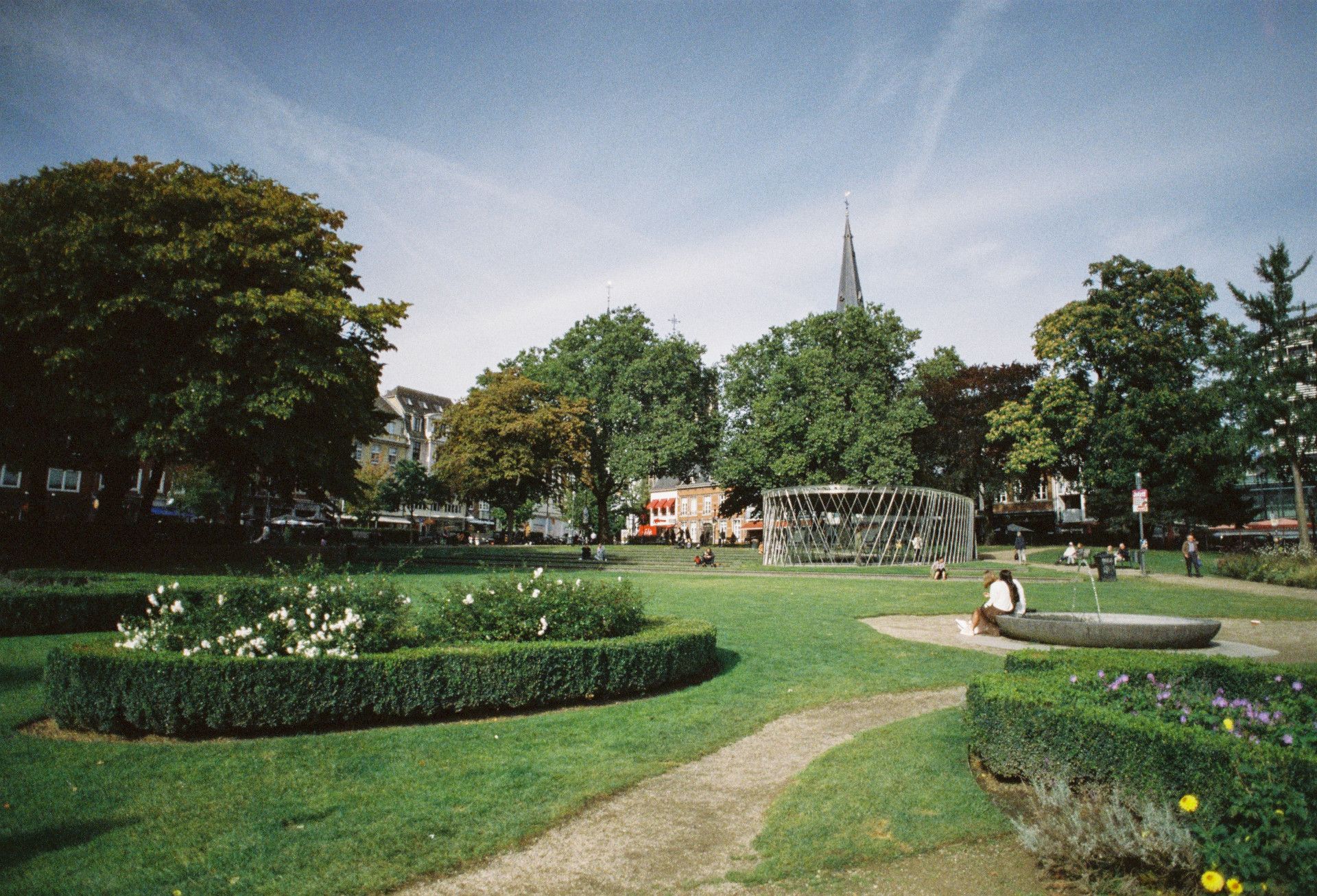 Park mit Besuchern am Aachener Elisenbrunnen